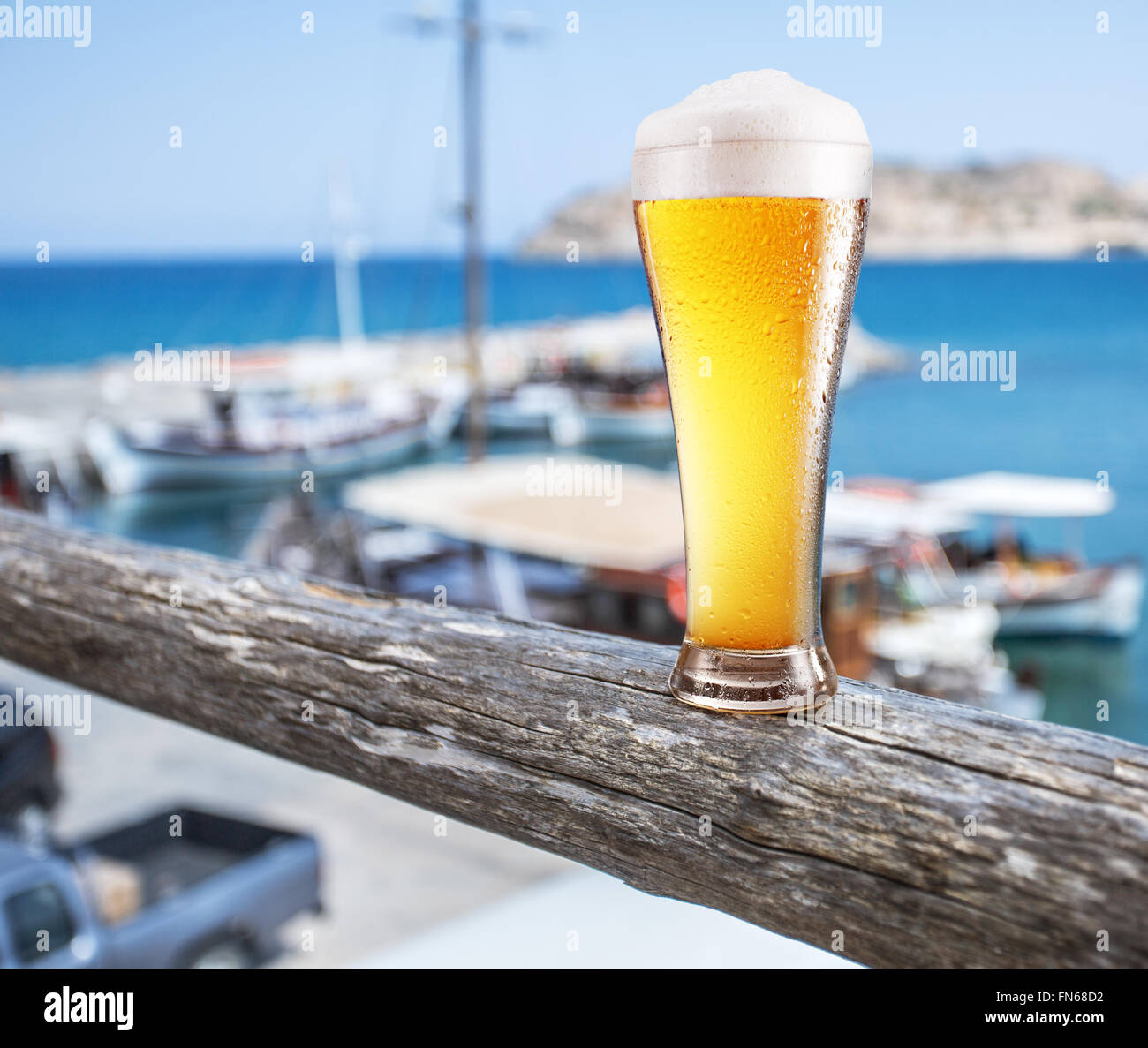 Verre de bière légère sur le comptoir du bar en bord de mer. Banque D'Images