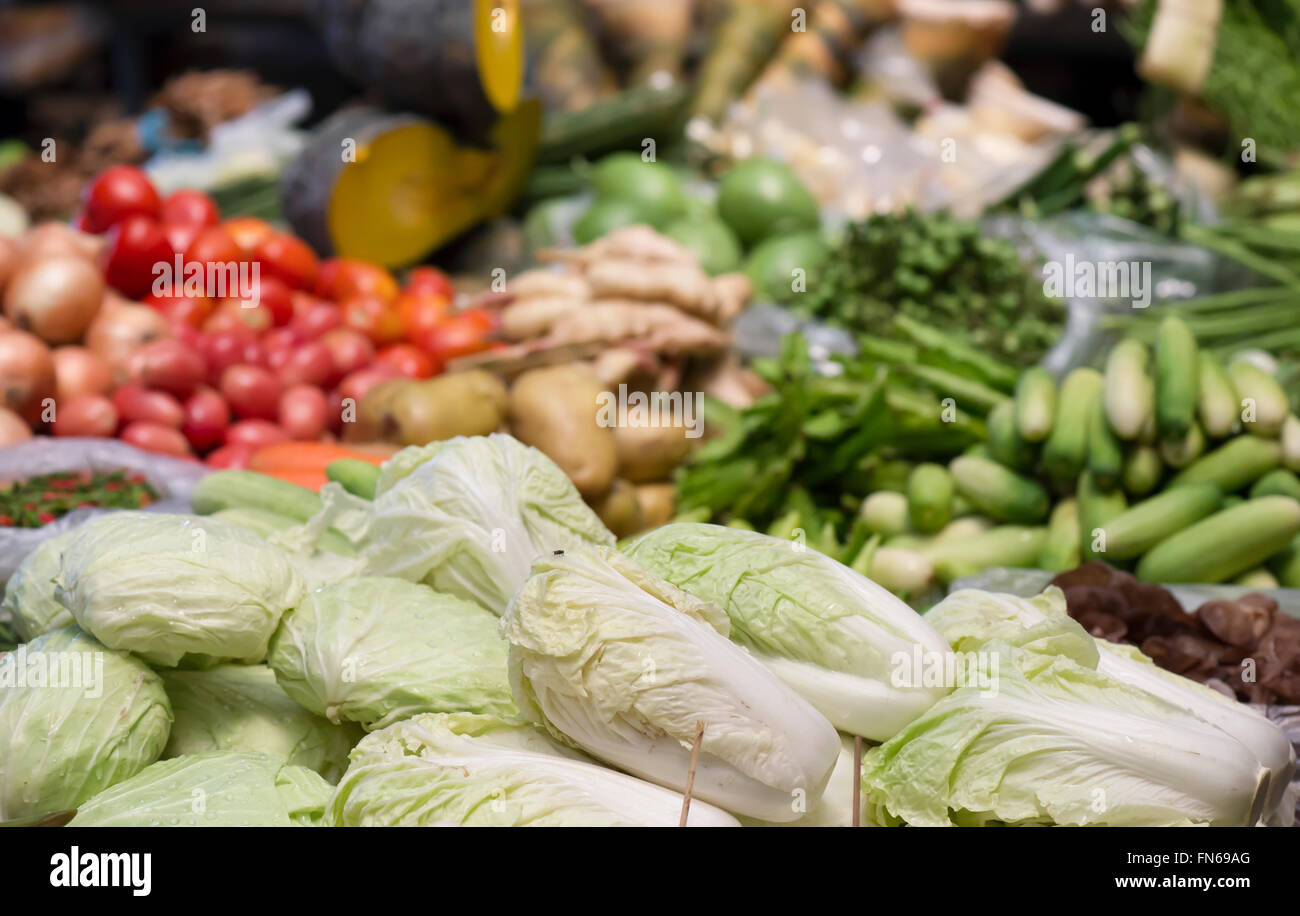 Le chou et la laitue dans des produits frais du marché. Banque D'Images