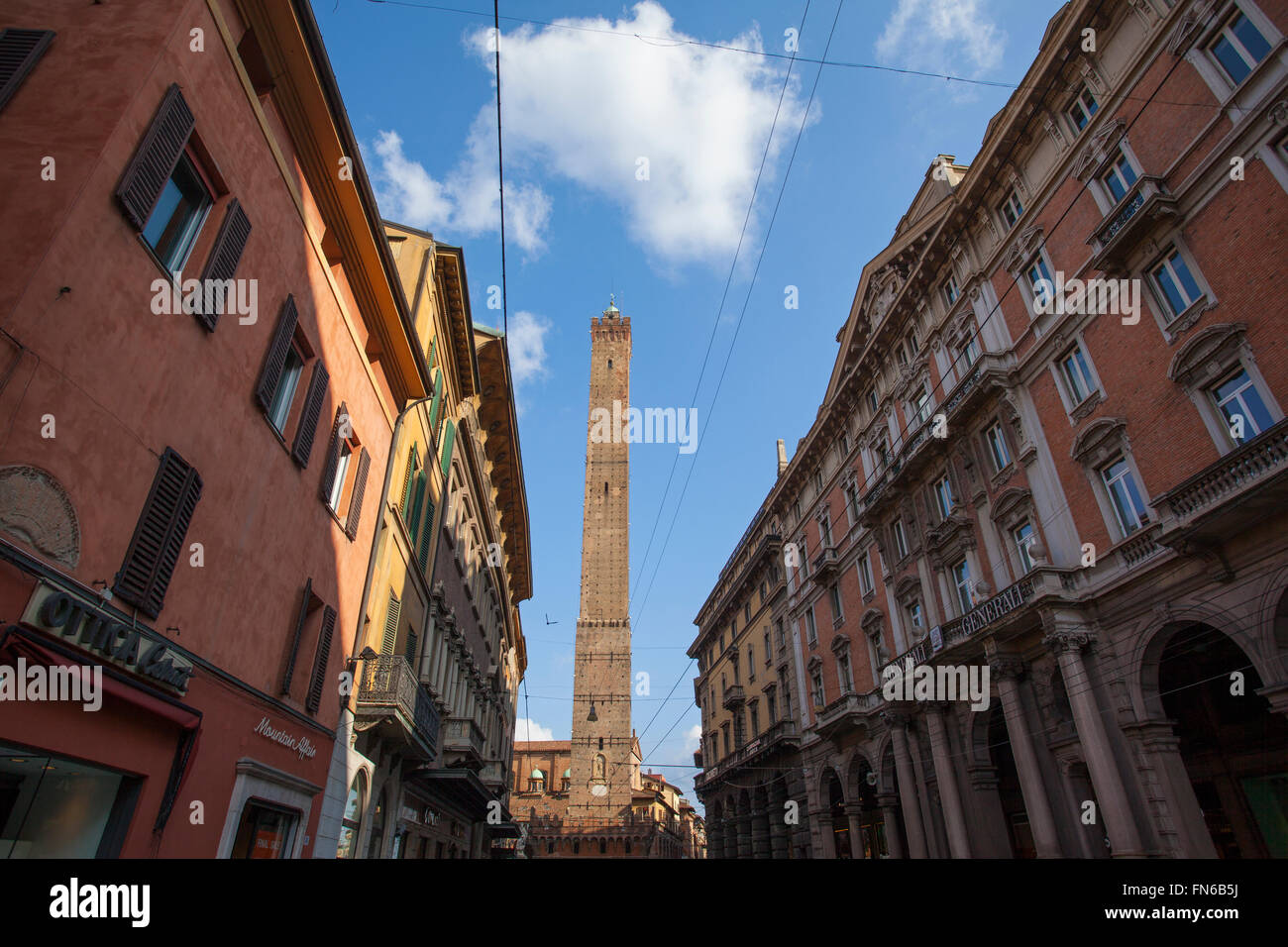 Vue de la tour Asinelli Rizzoli de rue. Bologne, Emilie-Romagne, Italie. Banque D'Images