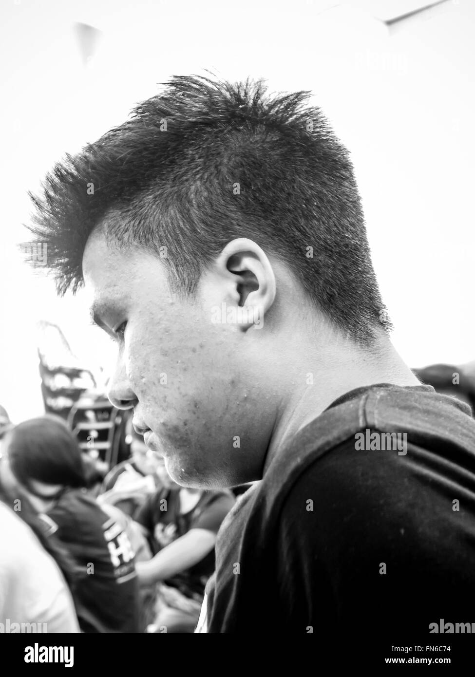 Photo en noir et blanc d'un mec à la triste Banque D'Images