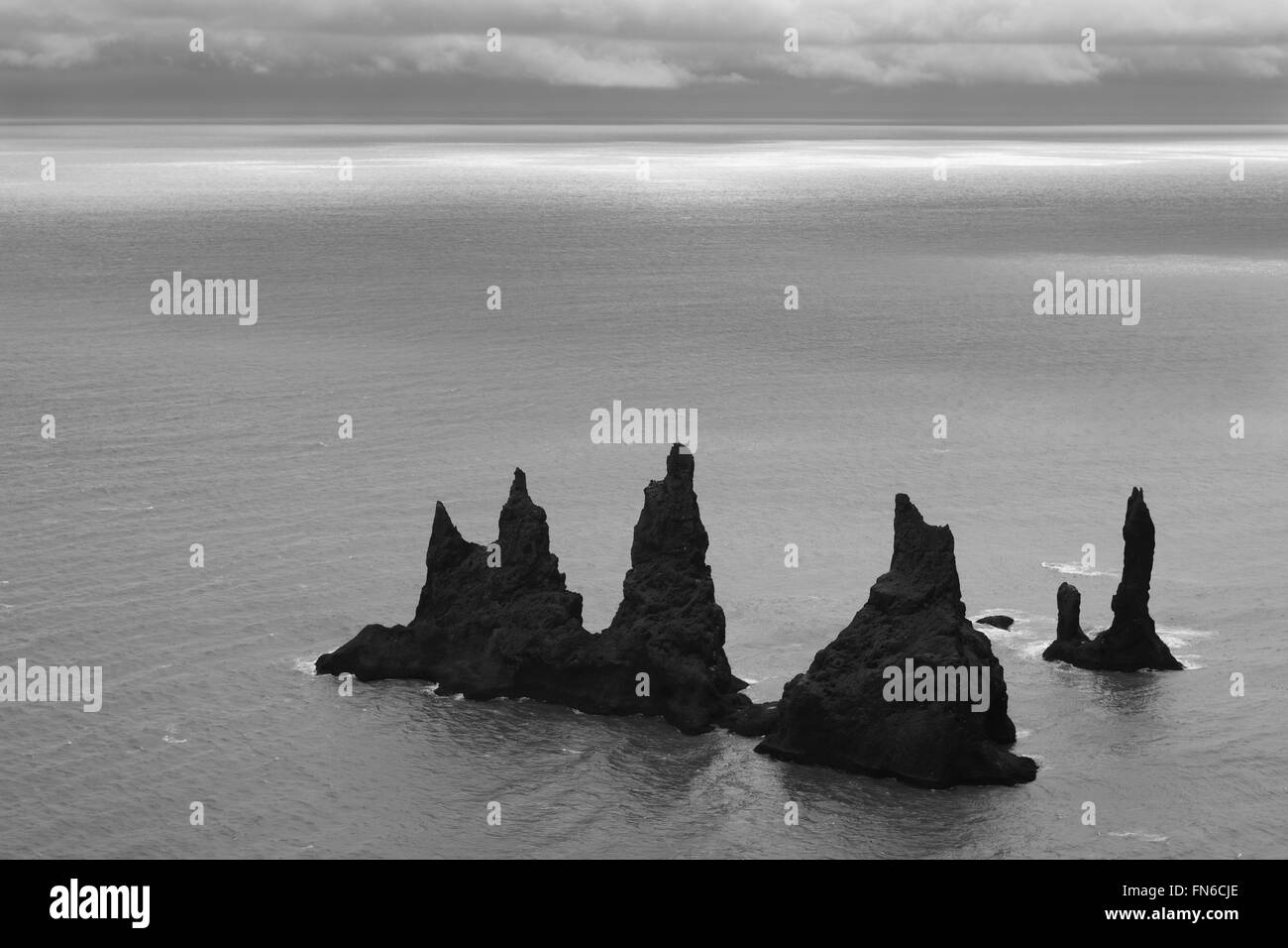 Paysage islandais dans la région de Vik avec pinacles rochers dans l'océan Banque D'Images