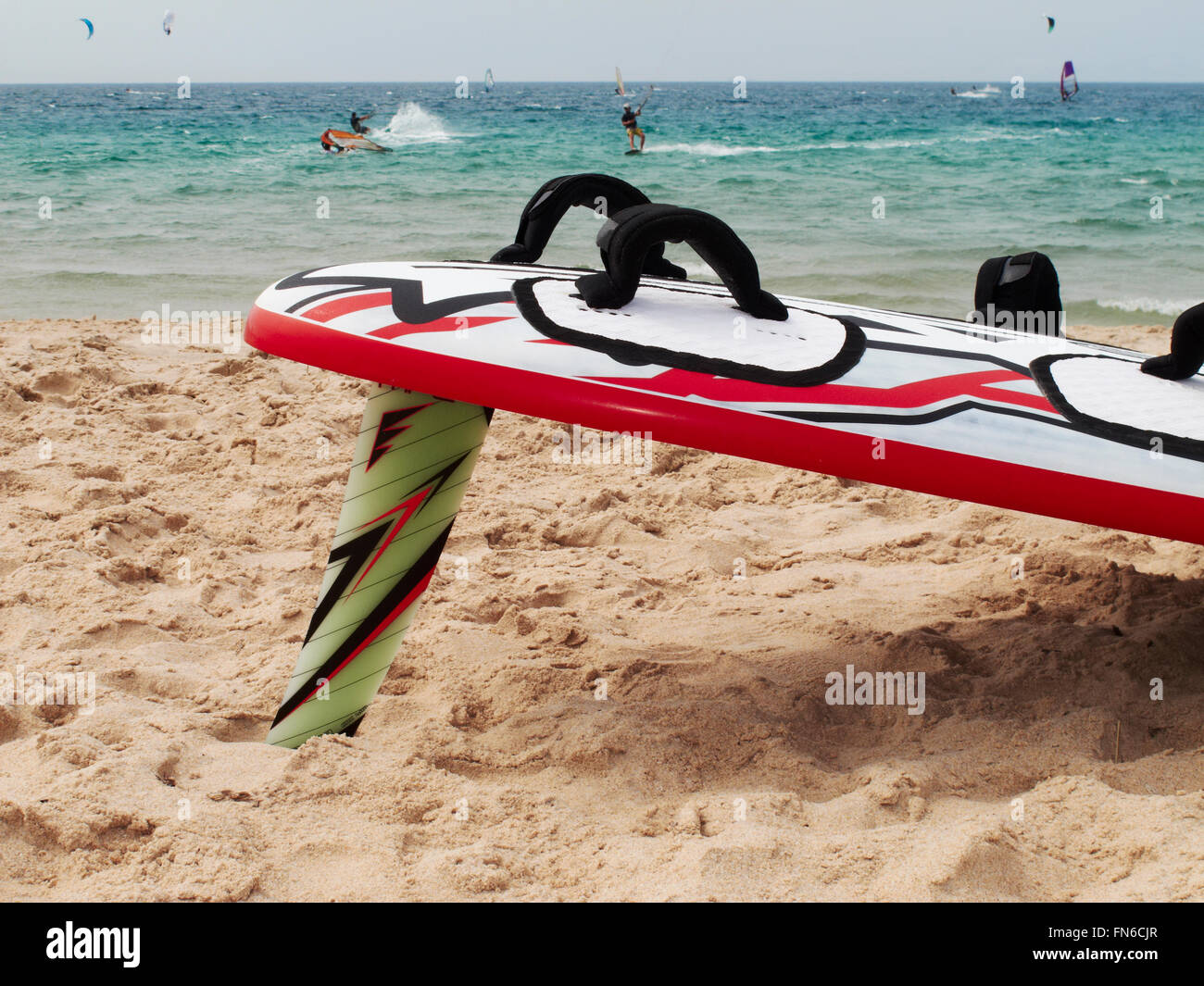 Planche de surf dans le sable sur une plage de la Méditerranée. Format horizontal Banque D'Images