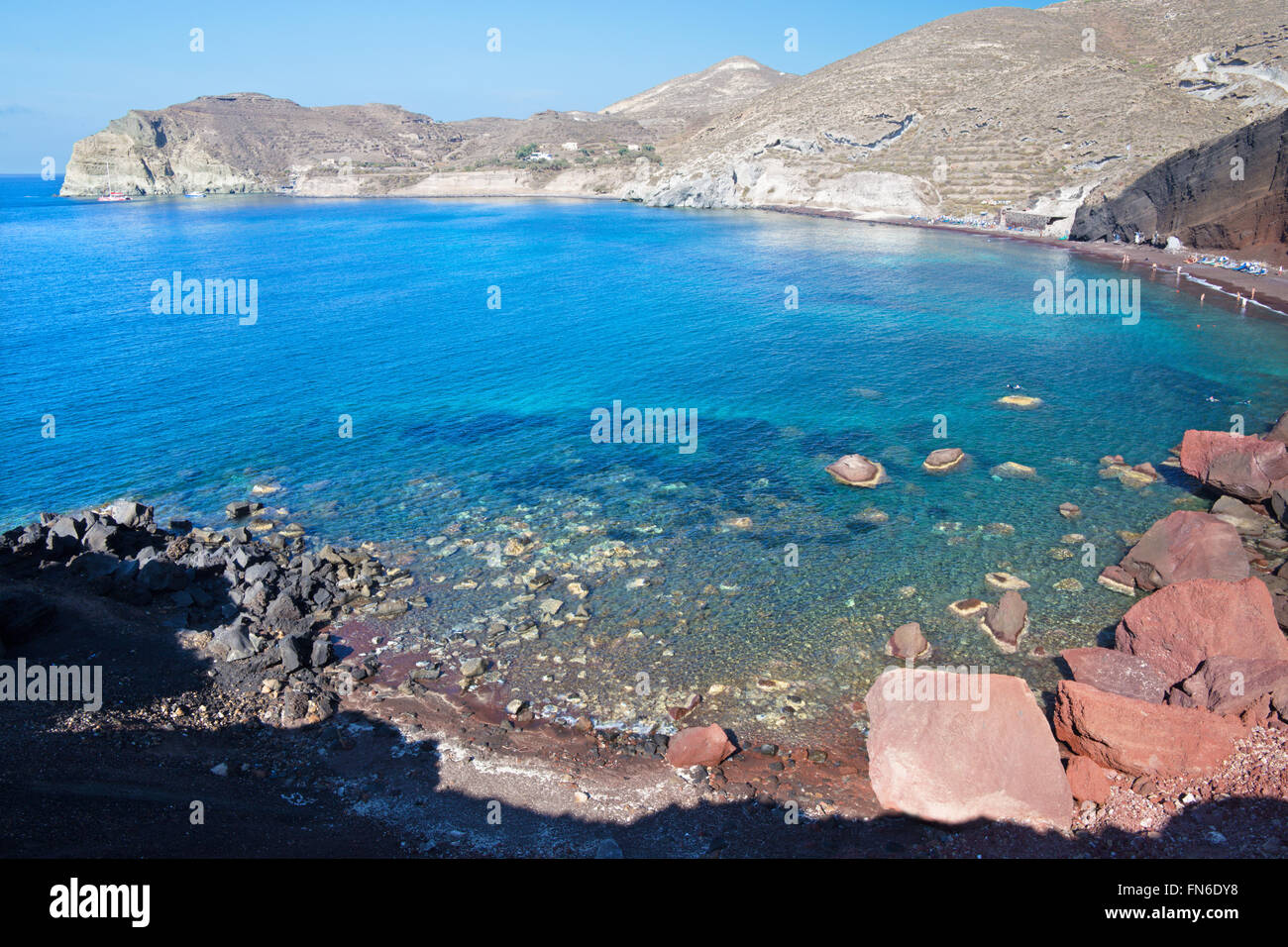 Santorin - la mer Rouge avant de la plage sud de l'île. Banque D'Images