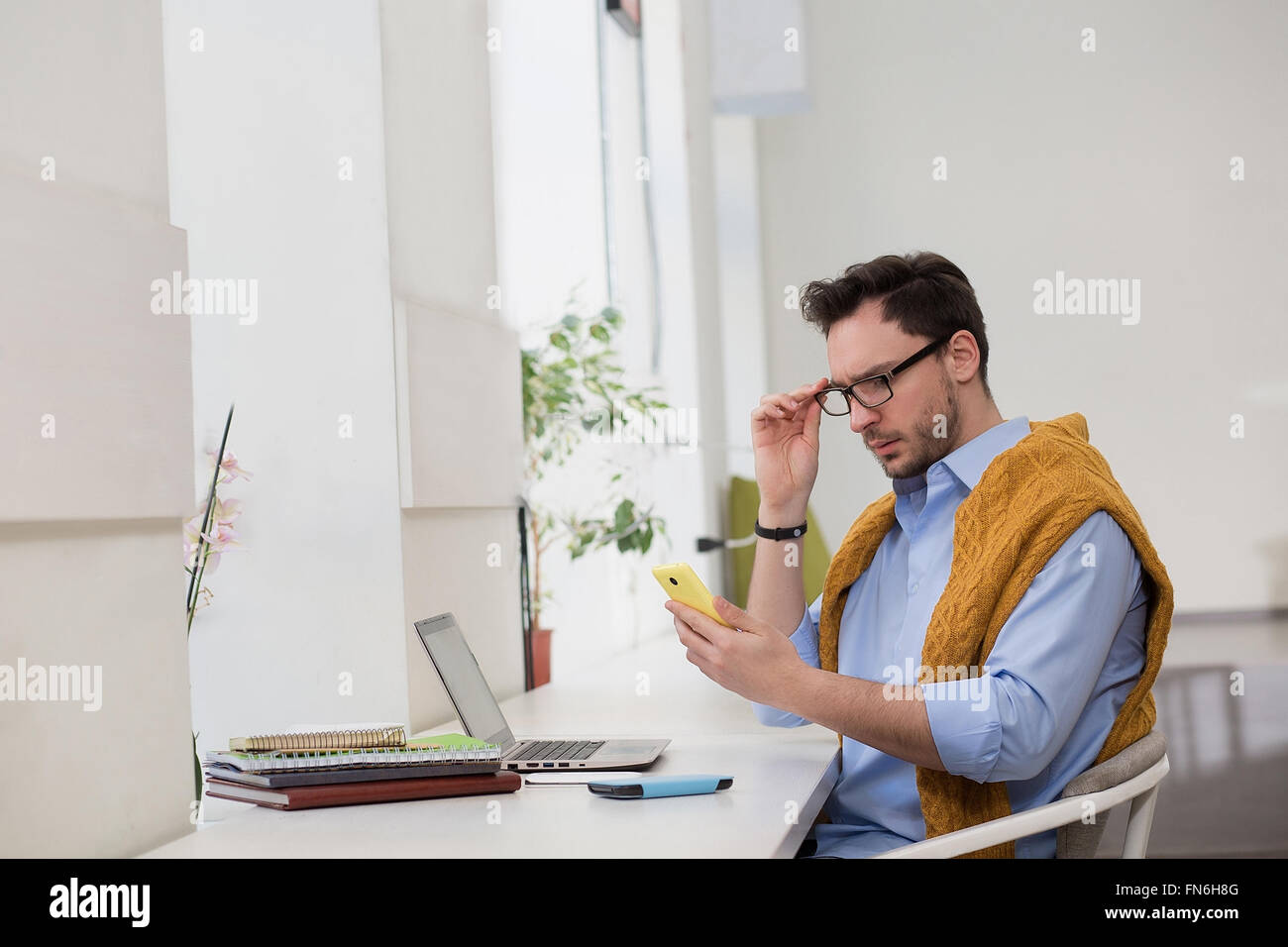Homme indépendant sur téléphone portable Banque D'Images