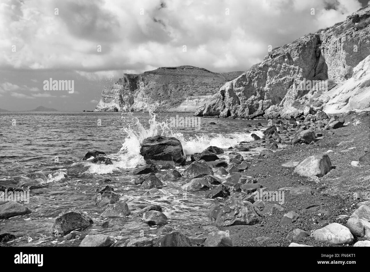 Santorin - les vagues sur la plage rouge à partir de la partie sud de l'île. Banque D'Images