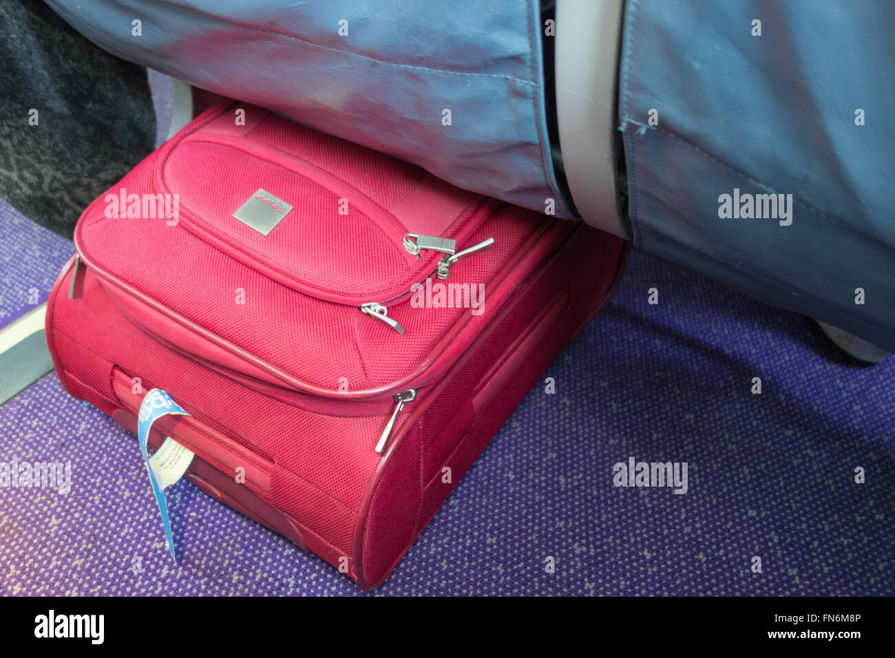 Bagages à main stockées sous le siège sur le vol flybe Photo Stock - Alamy