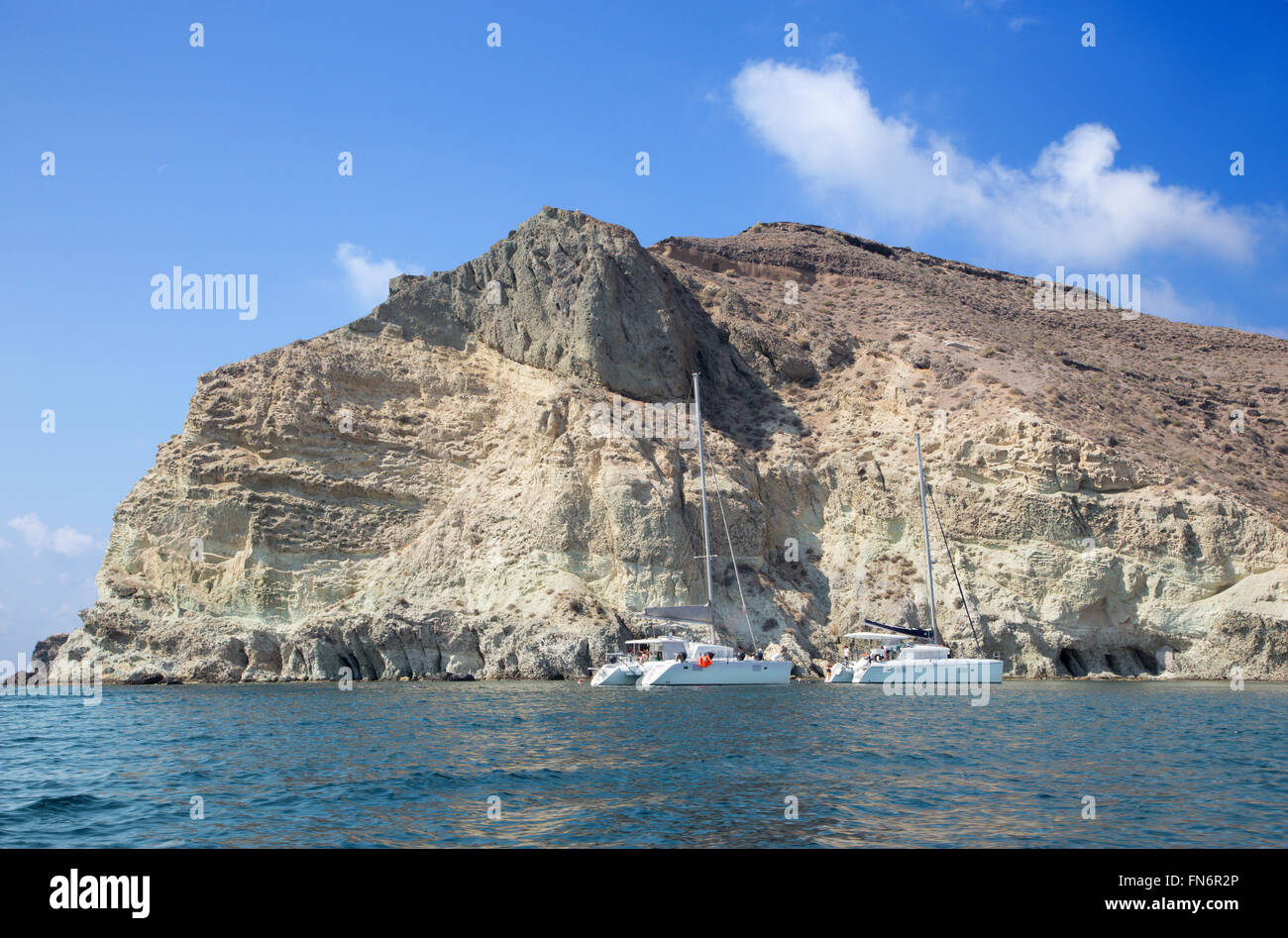 Santorin, GRÈCE - Octobre 6, 2015 : La roche blanche de la tour sud de l'île. Banque D'Images