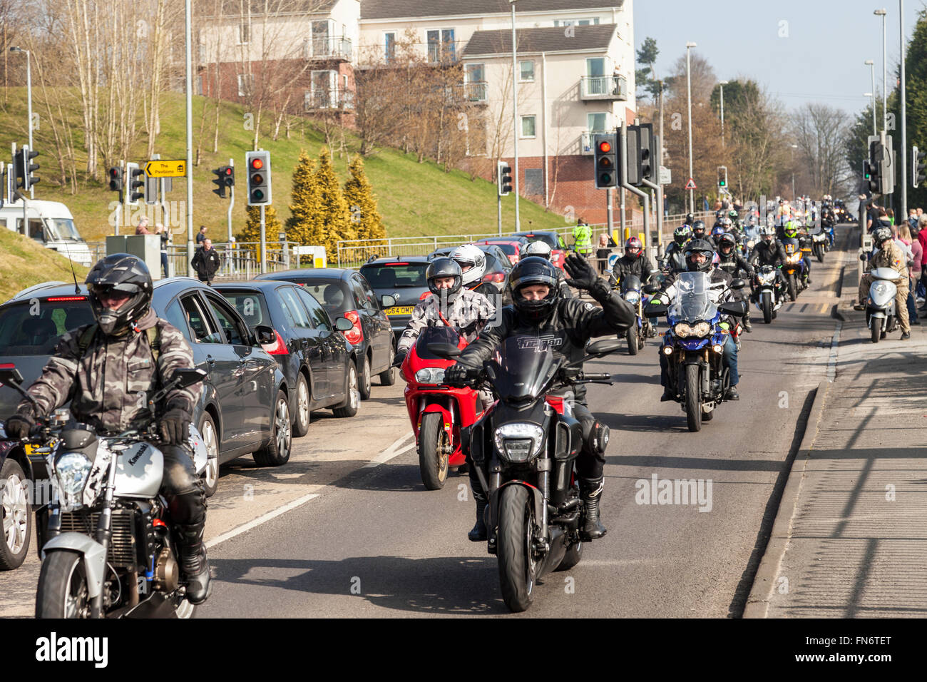 Stoke On Trent, dans le Staffordshire, au Royaume-Uni. 13 mars, 2016. Des milliers de motocyclistes traversent les rues de Stoke On Trent la collecte des oeufs de Pâques. Maintenant dans sa 38e année l'étoile bikers egg run annuel de Pâques est un 14-mile route autour de la ville de Stoke on Trent, et des centaines de partisans étaient alignés le long de la rue de faire don d'oeufs de Pâques avant les motards terminé au King's Hall, à Stoke. © James Clarke/Alamy Live News Crédit : James Clarke/Alamy Live News Banque D'Images