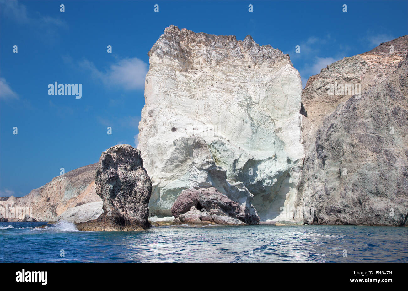 Santorin - La roche blanche de la tour sud de l'île. Banque D'Images