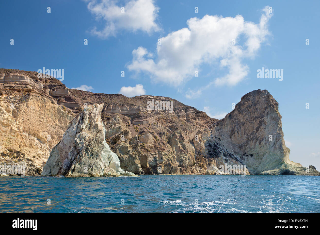 Santorin - Le white rock towers à partir de la partie sud de l'île. Banque D'Images