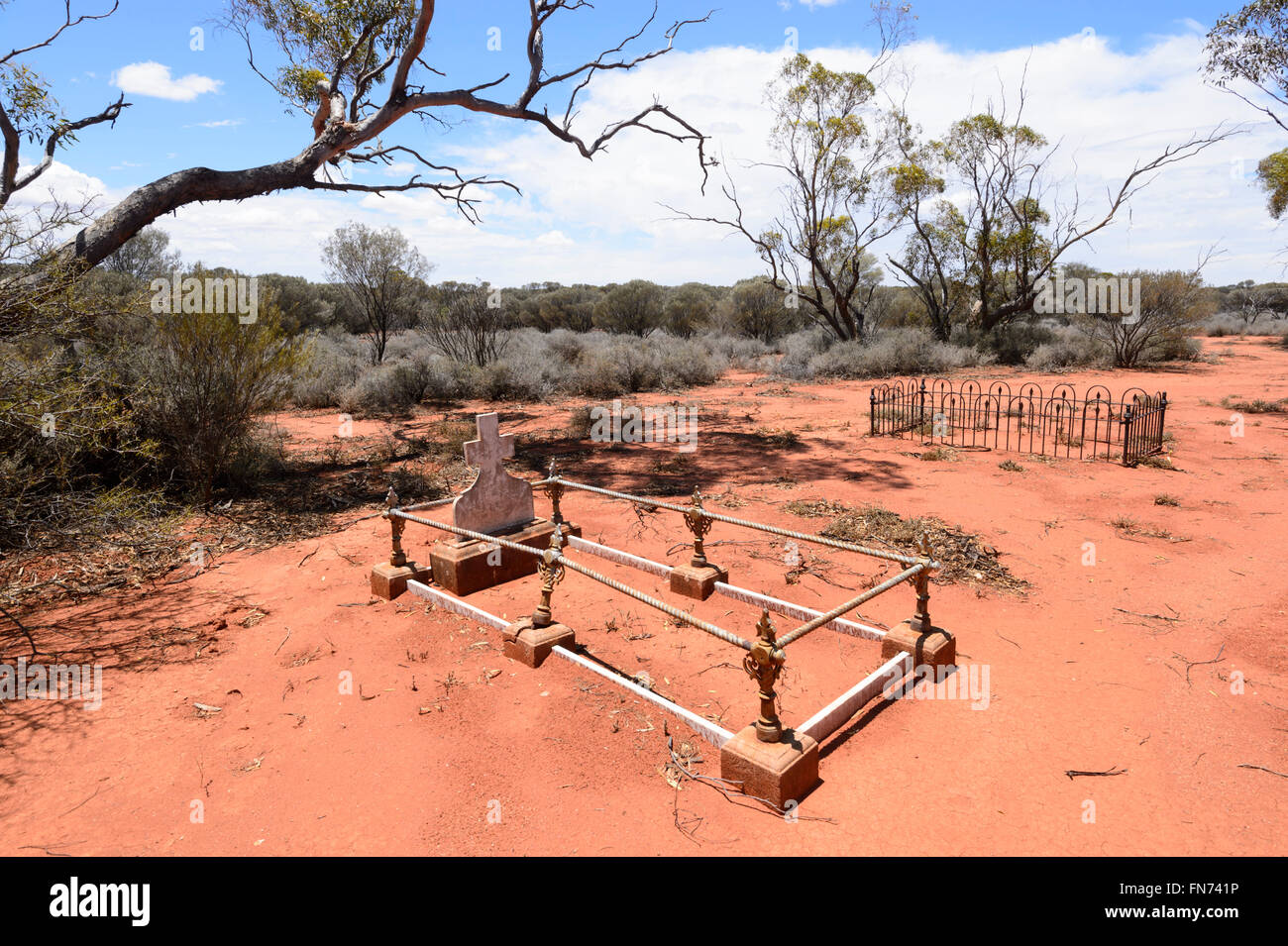 Tombes des pionniers de l'Outback solitaire à Menzies, cimetière de Shire Menzies, Western Australia, Australia Banque D'Images