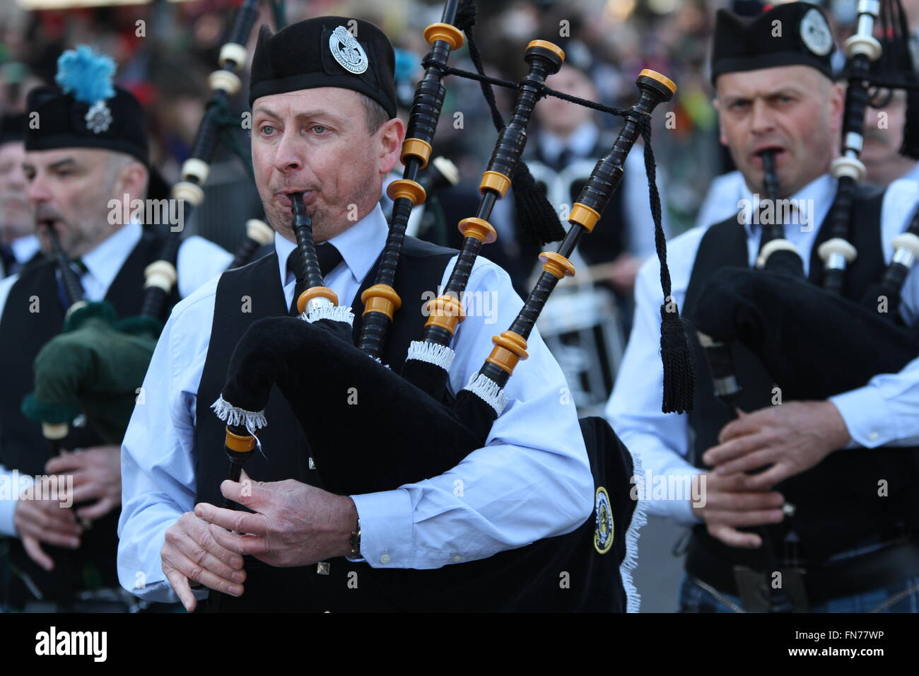 Une pipe band au St Patrick Day Parade à Londres. Banque D'Images