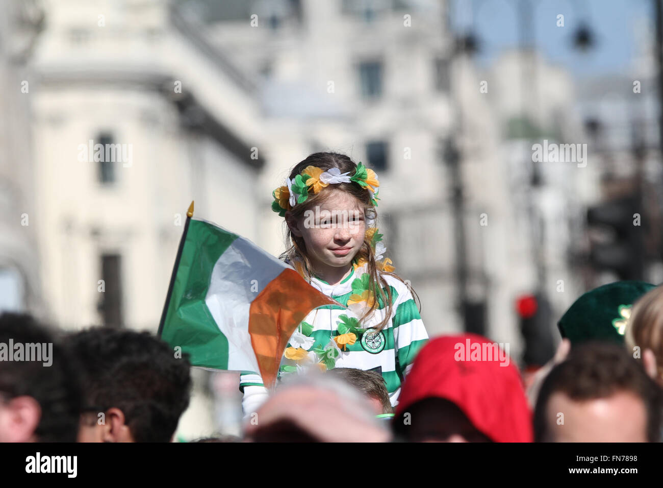 Une fille au cours de St Patrick Day Parade à Londres. Banque D'Images