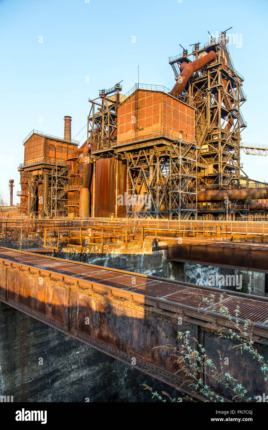 Le parc paysager Duisburg Nord, un ancien Steel works, aujourd'hui un site du patrimoine industriel, Duisburg, Allemagne, les hauts fourneaux Banque D'Images