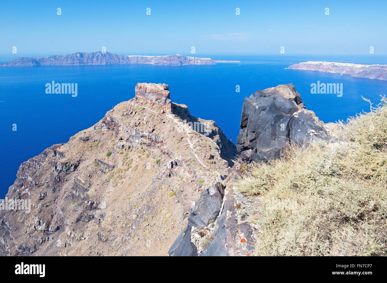 Santorin - l'apparence d'Imerovigli à Skyros le château avec le Bureau et l'île de Therasia en arrière-plan. Banque D'Images