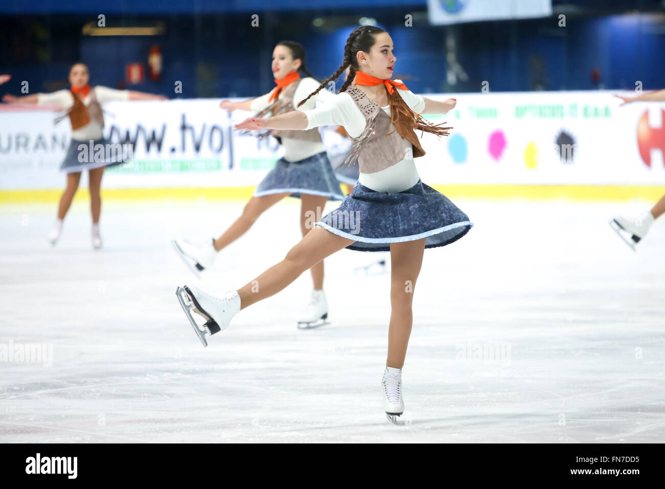 ZAGREB, CROATIE - 12 mars : l'Espagne équipe effectuer dans les juniors de patinage libre au cours de la deuxième journée de l'USI junior de patinage synchronisé au World Challenge Cup sur Mars 12,2016 Dom Sportova de Zagreb, Croatie. Banque D'Images