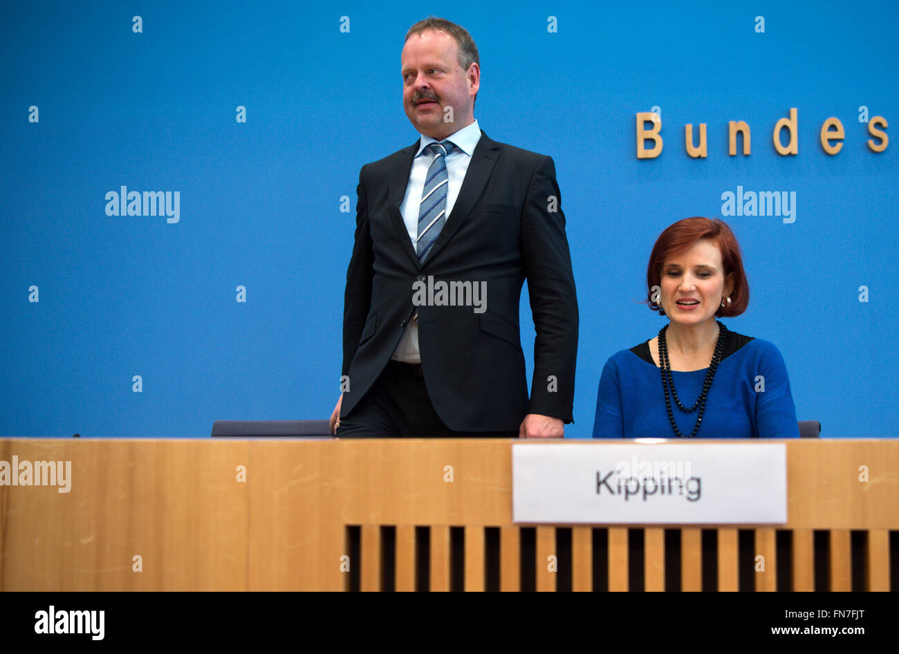 Katja Kipping (R), présidente du parti La Gauche et Wulf Gallert, premier candidat de la gauche en Saxe-Anhalt, arrivent pour une conférence de presse sur les resultes de l'état élections au Parlement européen de Bade-Wurtemberg, de Rhénanie-Palatinat et de la Saxe-Anhalt. Photo : Bernd von Jutrczenka/dpa Banque D'Images