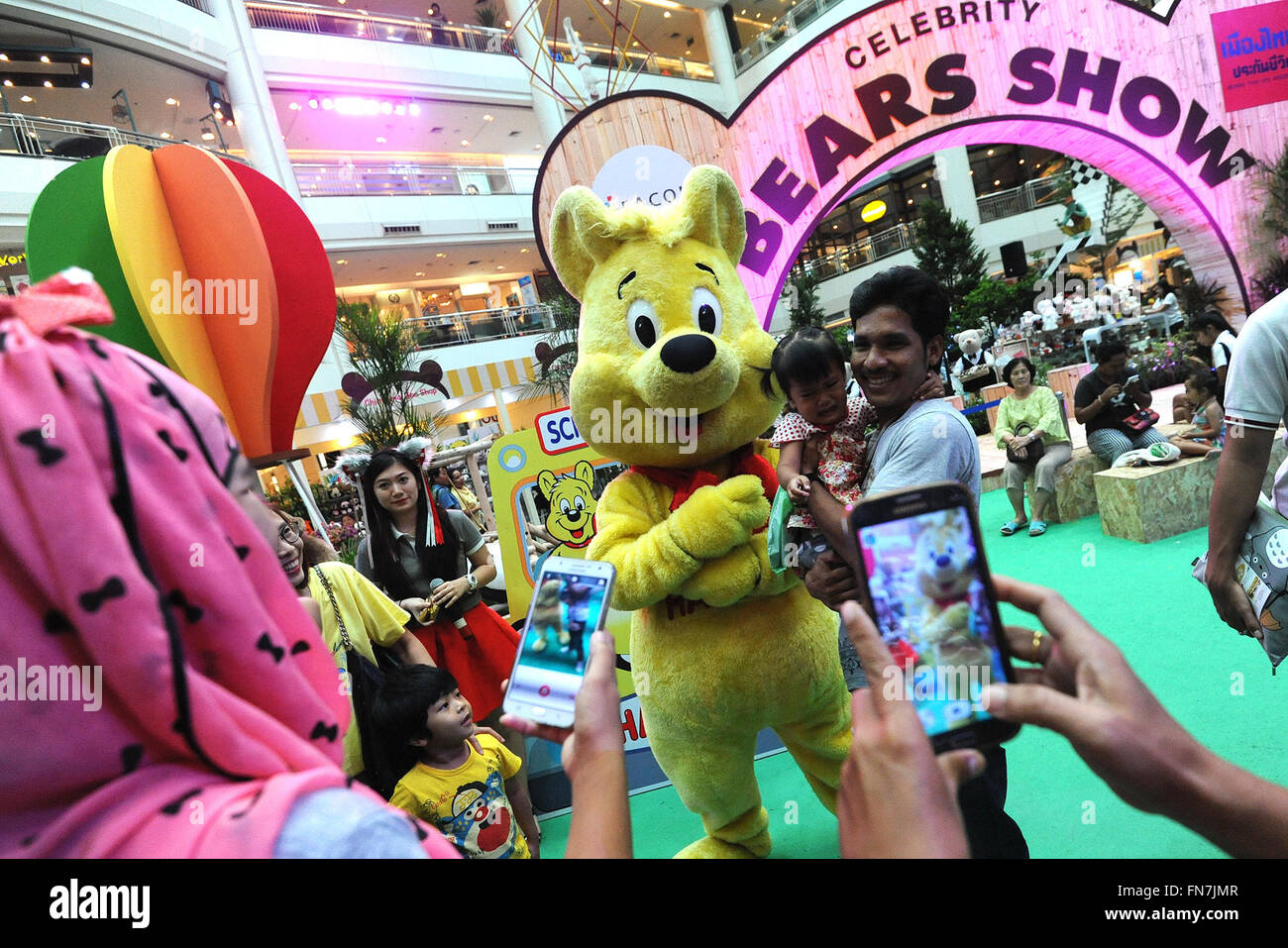 Bangkok, Thaïlande. 14Th Mar, 2016. Une poupée ours interagit avec les visiteurs au cours de l'ours célébrité Show à un centre commercial à Bangkok, Thaïlande, 14 mars 2016. Ours Celebrity Show, une exposition présentant une collection d'images d'ours de renommée mondiale, n'est tenu à Bangkok du 11 au 20 mars. © Sageamsak Rachen/Xinhua/Alamy Live News Banque D'Images