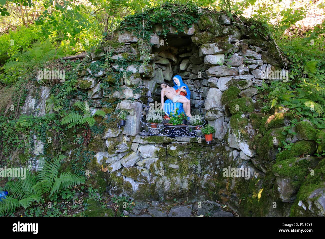Mary's Grotto vers l'Milseburg. À la montagne sont les vestiges d'un mur de l'anneau celtique et plusieurs Annexe remparts. Réserve de biosphère de l'UNESCO, Kleinsassen Rhoen, Hesse, Germany, Europe Date : 30 Septembre, 2015 Banque D'Images