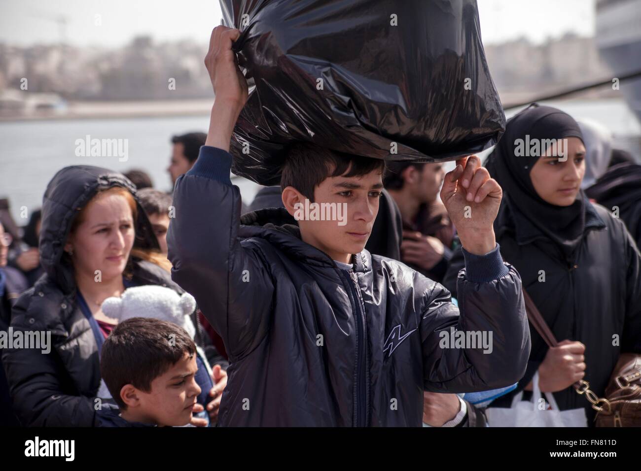 Les réfugiés au port du Pirée. Malgré les difficultés à atteindre les frontières européennes, des réfugiés par centaines Grèce continentale et continuez le voyage vers l'Europe du Nord. 01.03.2016 Banque D'Images