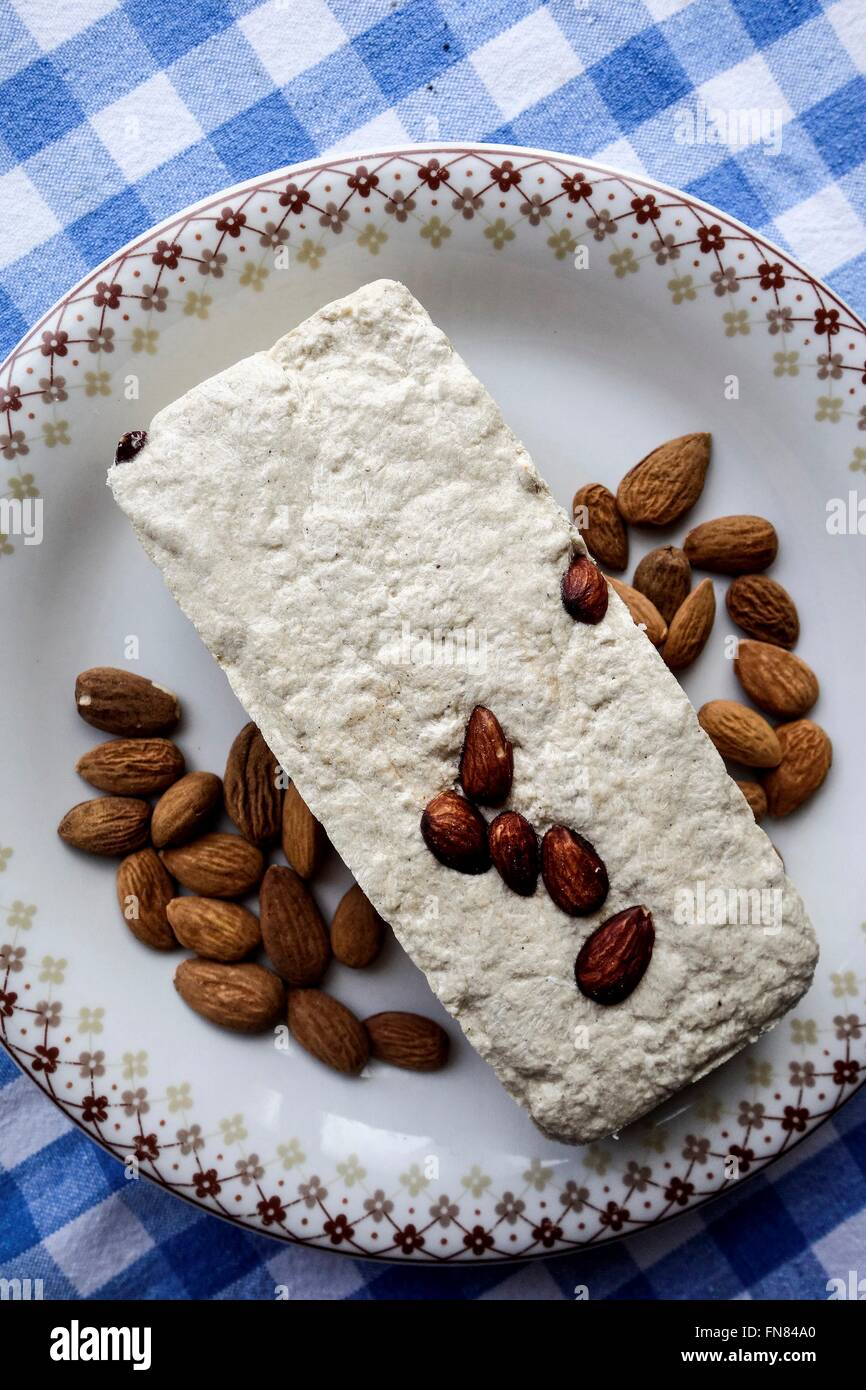 La cuisine grecque. Halvas d'amandes. Banque D'Images