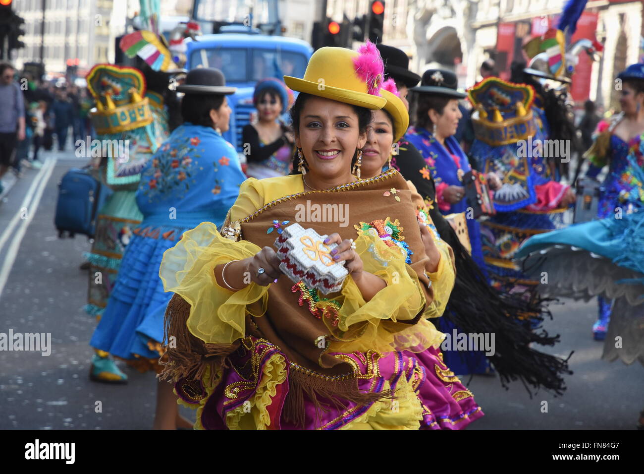 Bovilian danseuses à la parade de la St Patrick,Piccadilly London,UK Banque D'Images