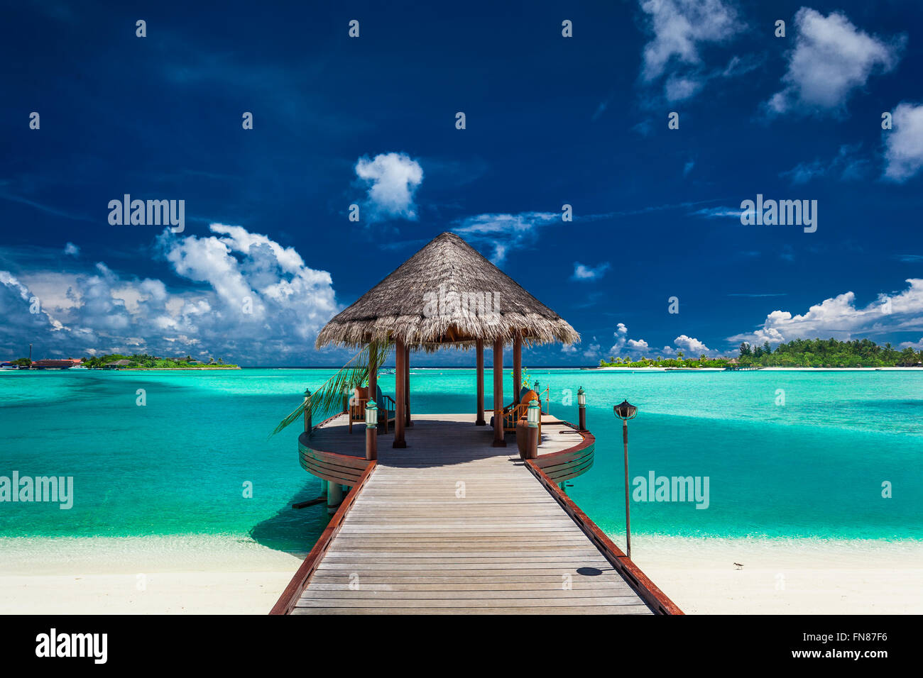 Jetée dans un bateau traditionnel des Maldives resort de luxe, de l'Océan Indien Banque D'Images
