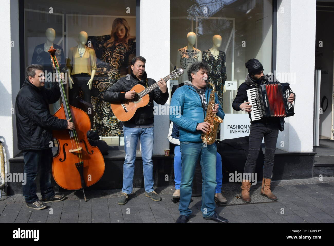 La musique de rue dans la ville de Bonn, Allemagne Banque D'Images