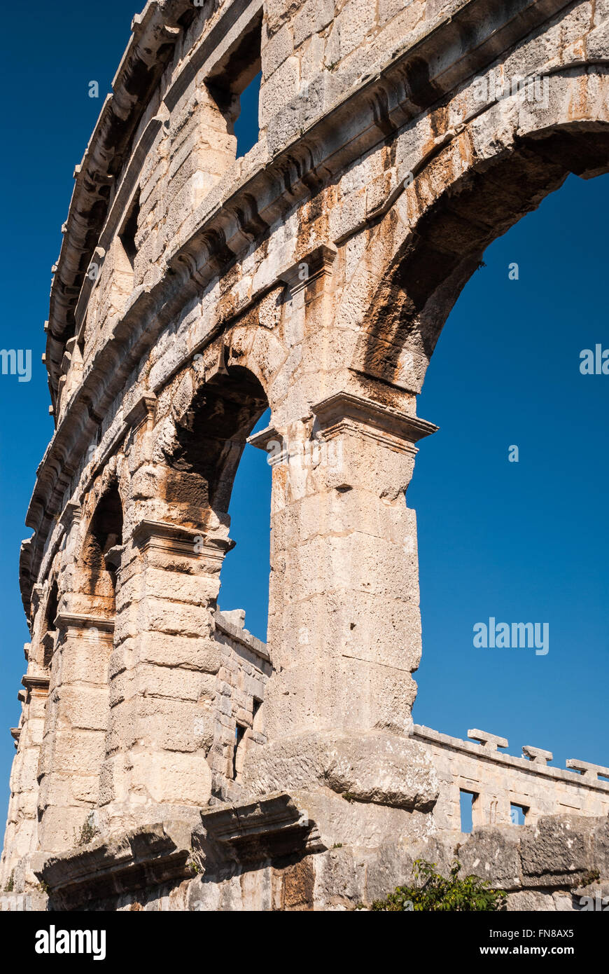 Ancien ruiné Colliseum à Pula, Croatie pendant la journée avec ciel bleu Banque D'Images