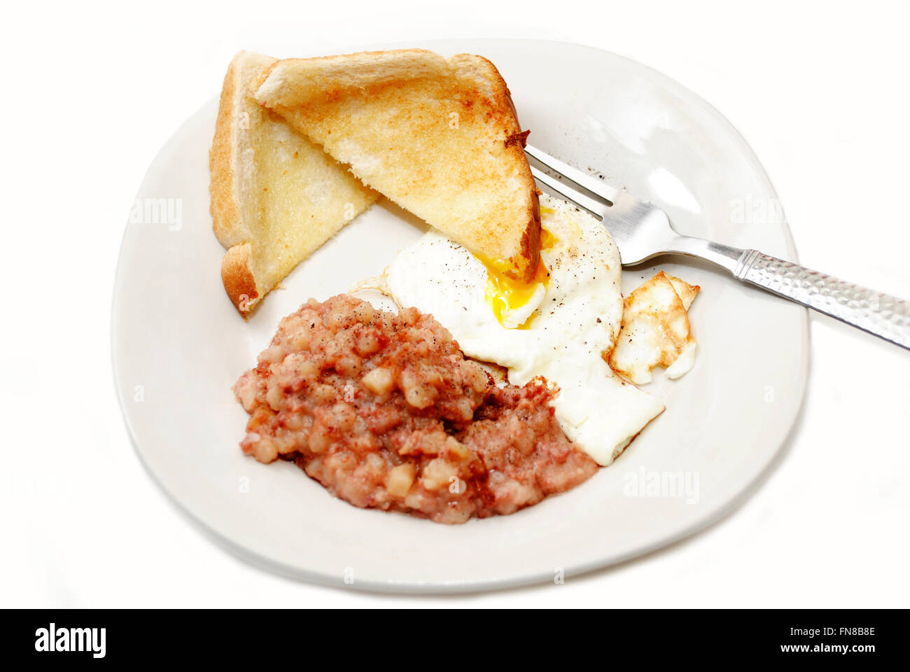 Un copieux petit-déjeuner de hash, Toast et oeufs Banque D'Images