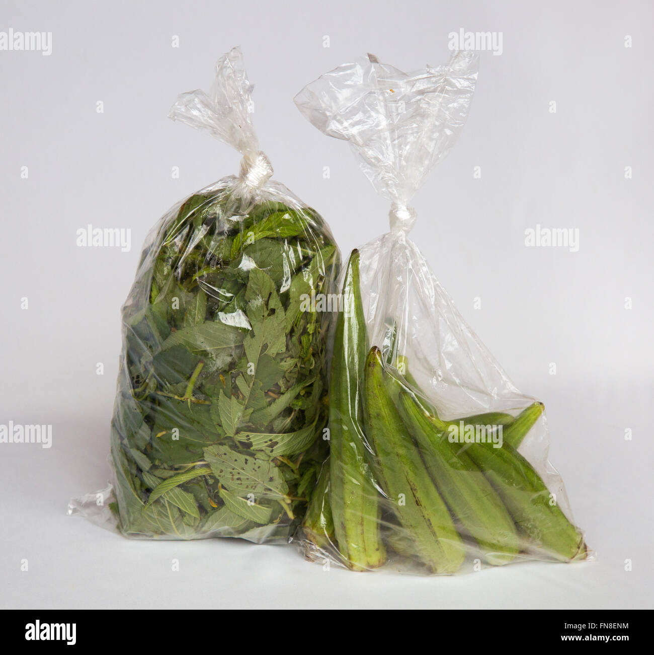 Un sac en plastique avec ligusha Mandwandwe et feuilles (Gombo), couramment utilisé dans la cuisine traditionnelle Swazi Banque D'Images