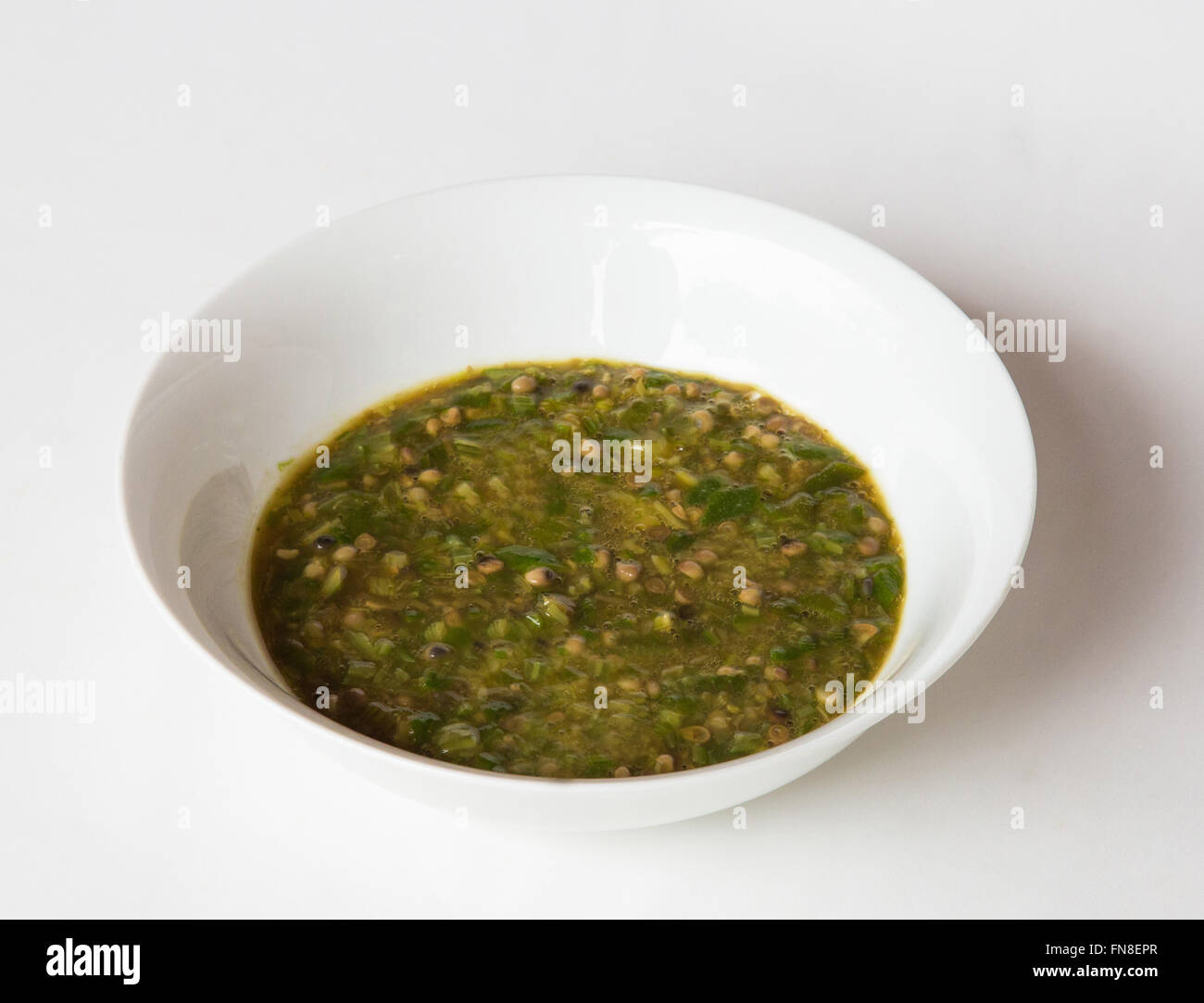 Un bol d'Mandandwe terre cuite avec écrous ou Okra - un plat traditionnel africain Banque D'Images