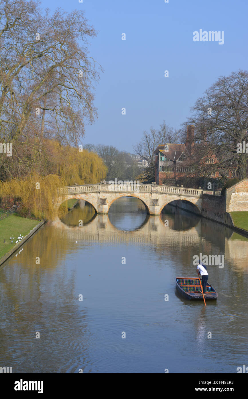 Promenades en barque sur la rivière Cam, le long du dos vers Clare Bridge, Université de Cambridge, Angleterre. Banque D'Images