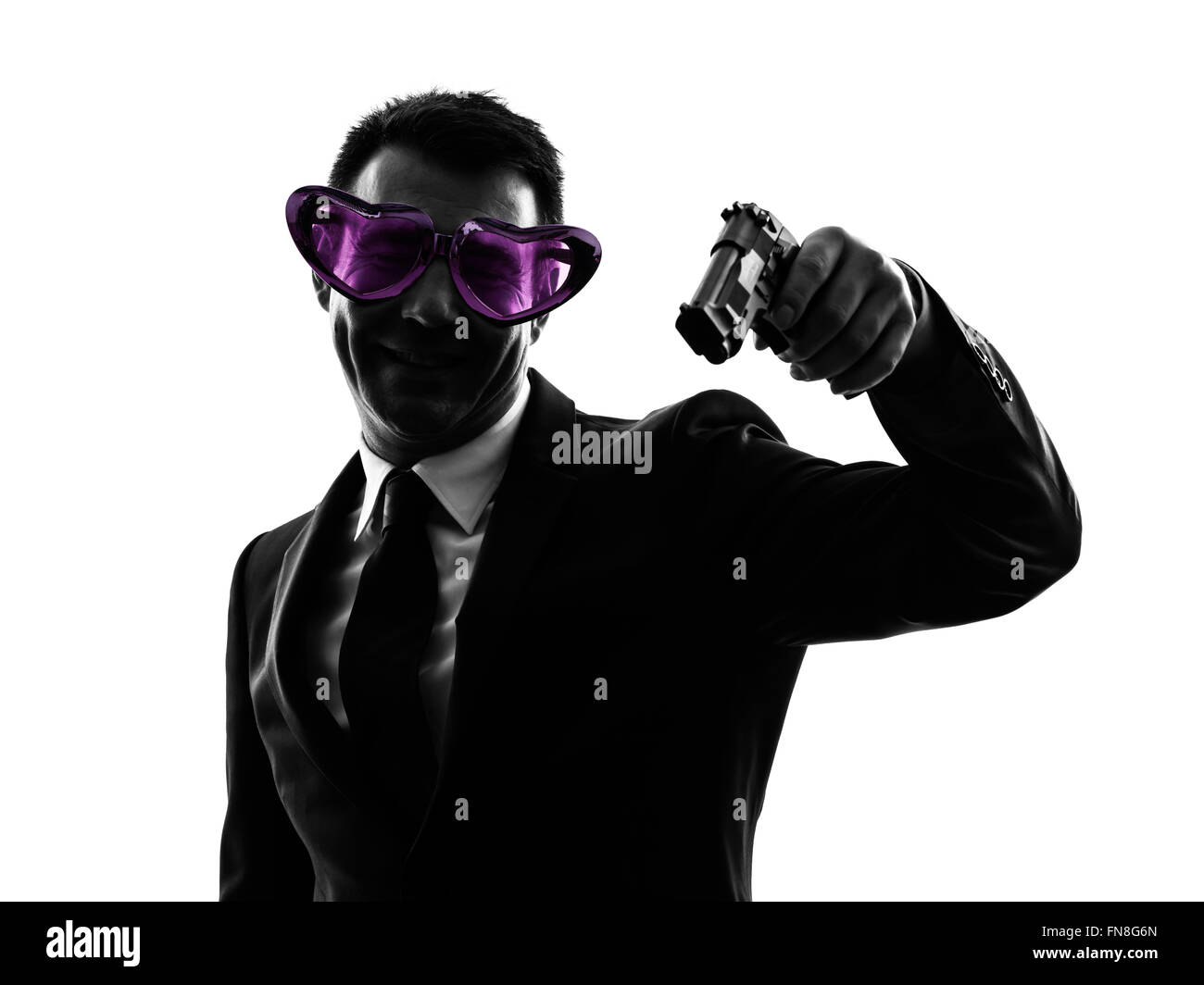 Un homme d'affaires de race blanche avec des lunettes en forme de coeur visant en silhouette sur fond blanc Banque D'Images