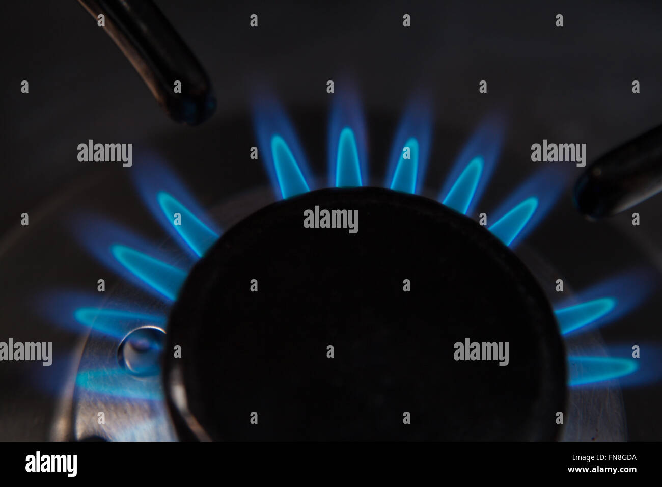 Bague intérieure de gaz avec une flamme bleue. Banque D'Images