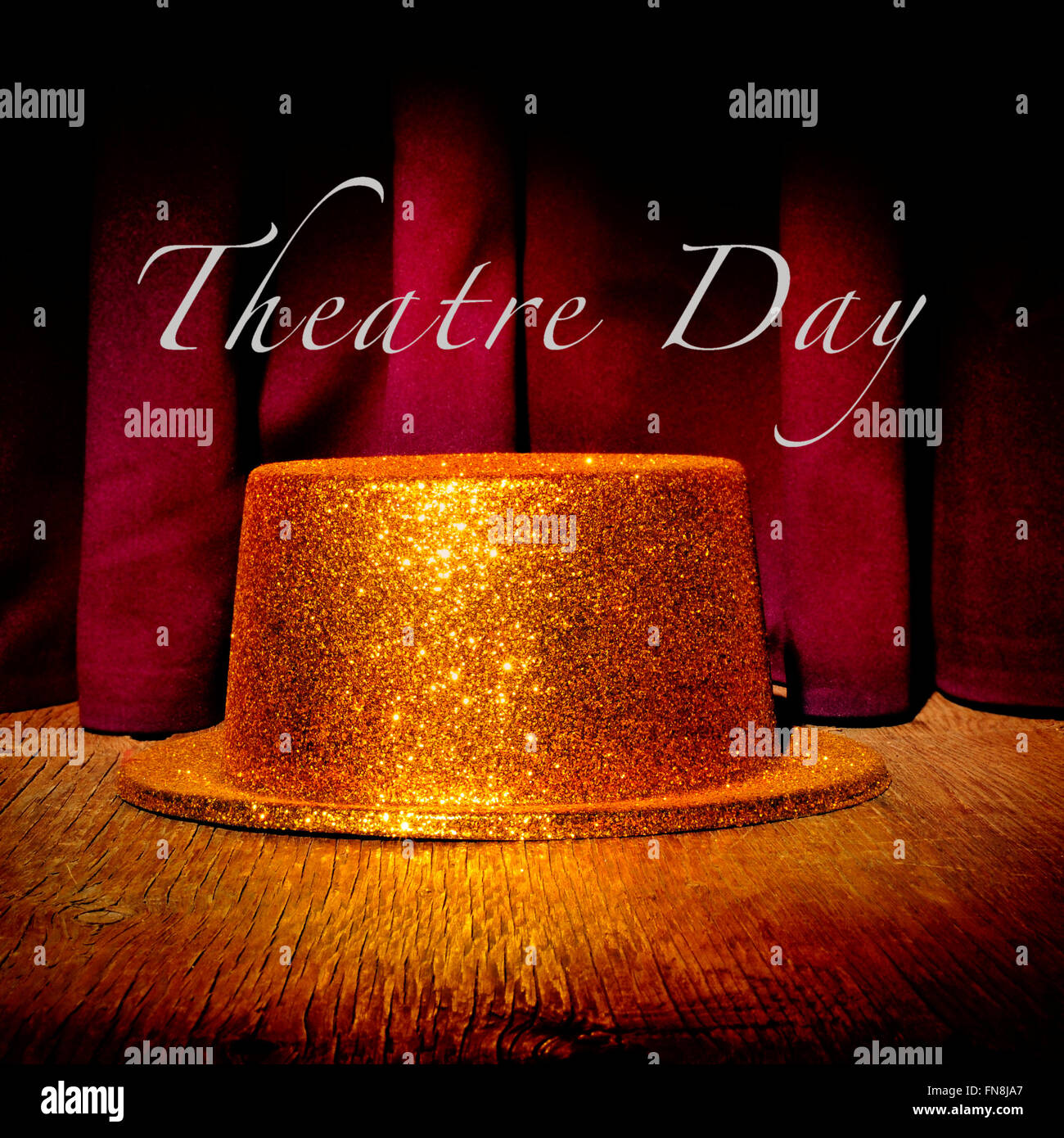 Un chapeau d'or sur une scène avec un élégant rideau dans la loi sur l'arrière-plan et le texte théâtre Banque D'Images