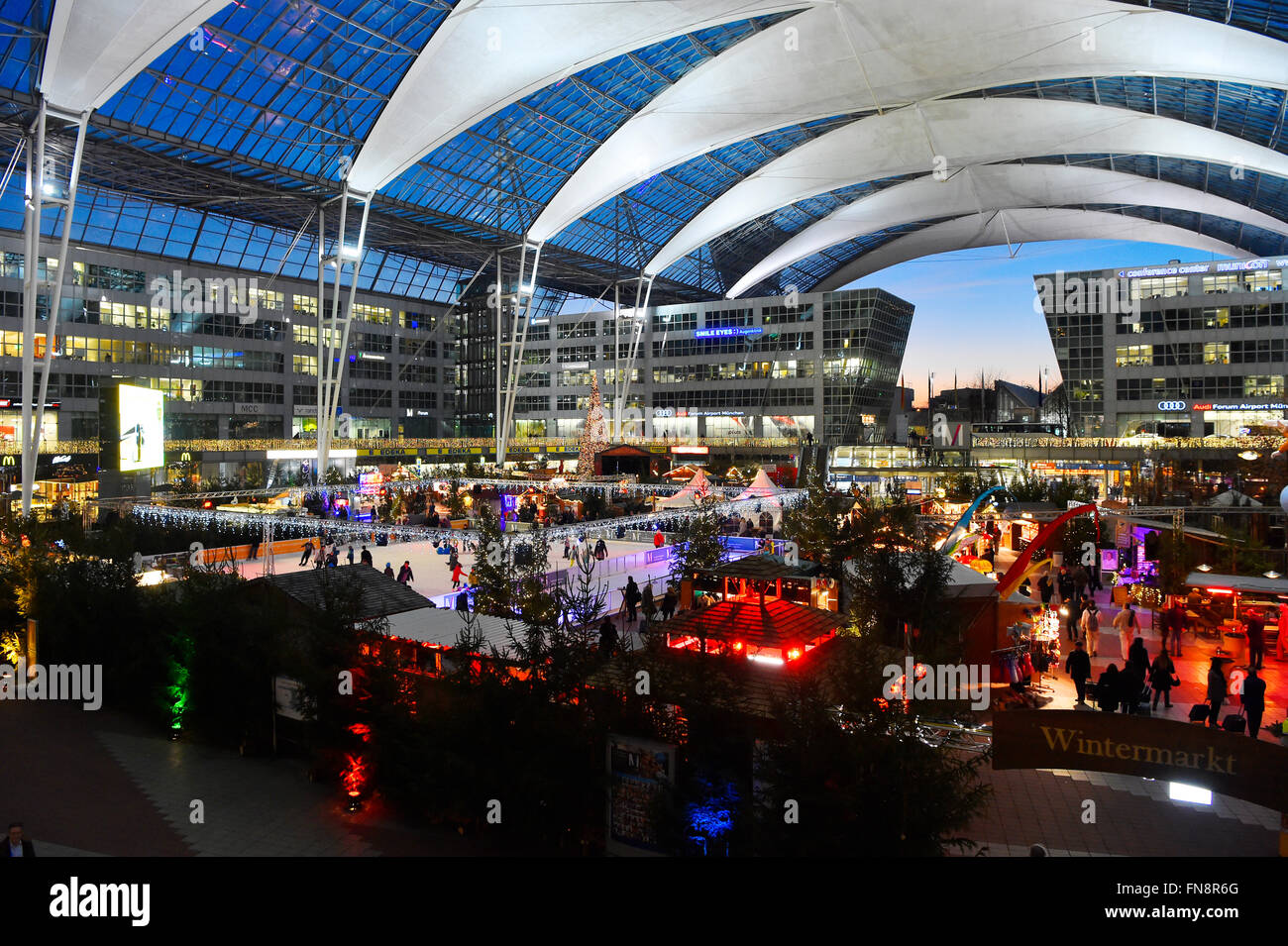 Marché d'hiver, marché de Noël, Munich Airport Center, MAC, MUC, aéroport, vue, panorama, vue, coucher du soleil, heure bleue, nuit, Banque D'Images