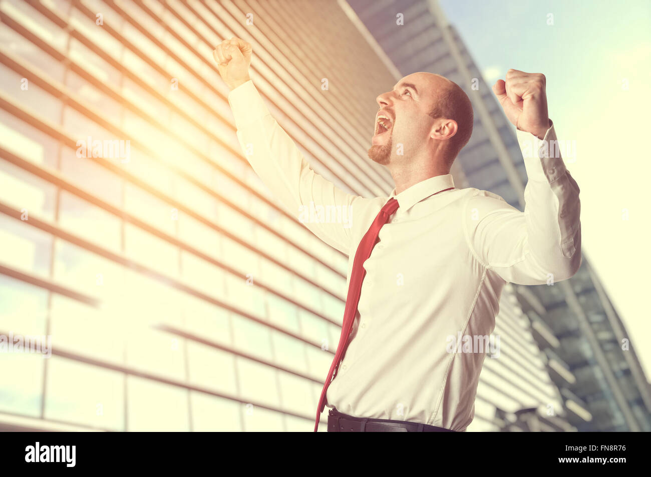 Homme heureux et l'arrière-plan de construction Banque D'Images