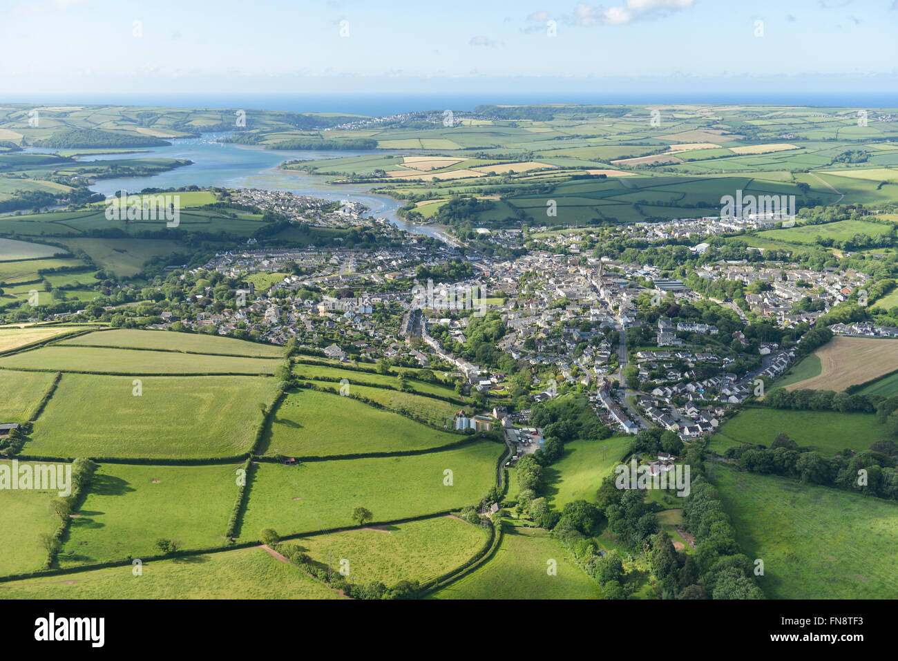 Une vue aérienne de la ville de Kingsbridge Devon avec l'estuaire visible dans la distance Banque D'Images