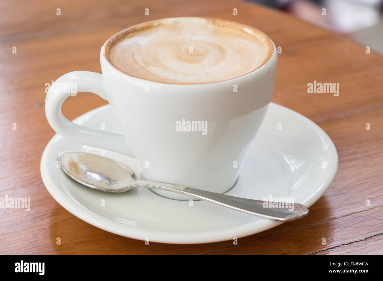 Tasse de café Latte Art sur le bureau en bois Banque D'Images