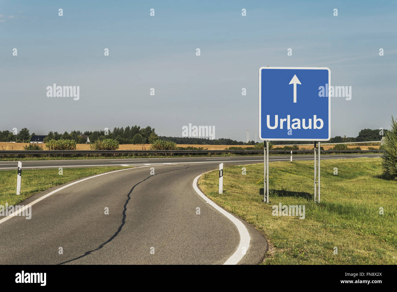 Panneau routier avec le titre allemand Urlaub (maison de vacances) sur l'autoroute (Autobahn), l'Allemagne, de l'Europe Banque D'Images