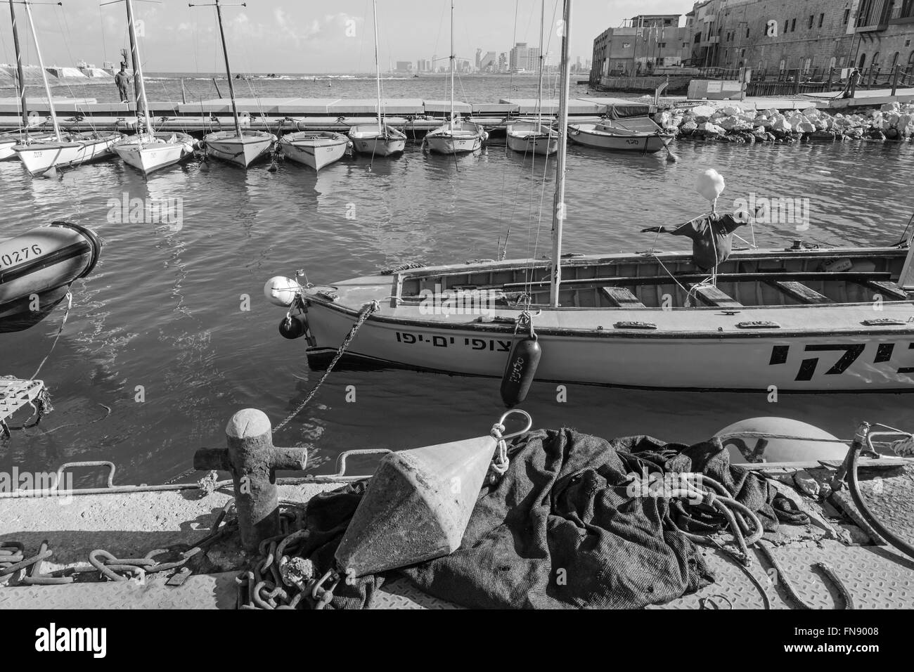 TEL AVIV, ISRAËL - Mars, 2015 : Le petit port et disponibles dans le cadre de l'ancienne Jaffa et Tel Aviv dans l'arrière-plan dans la lumière du matin Banque D'Images