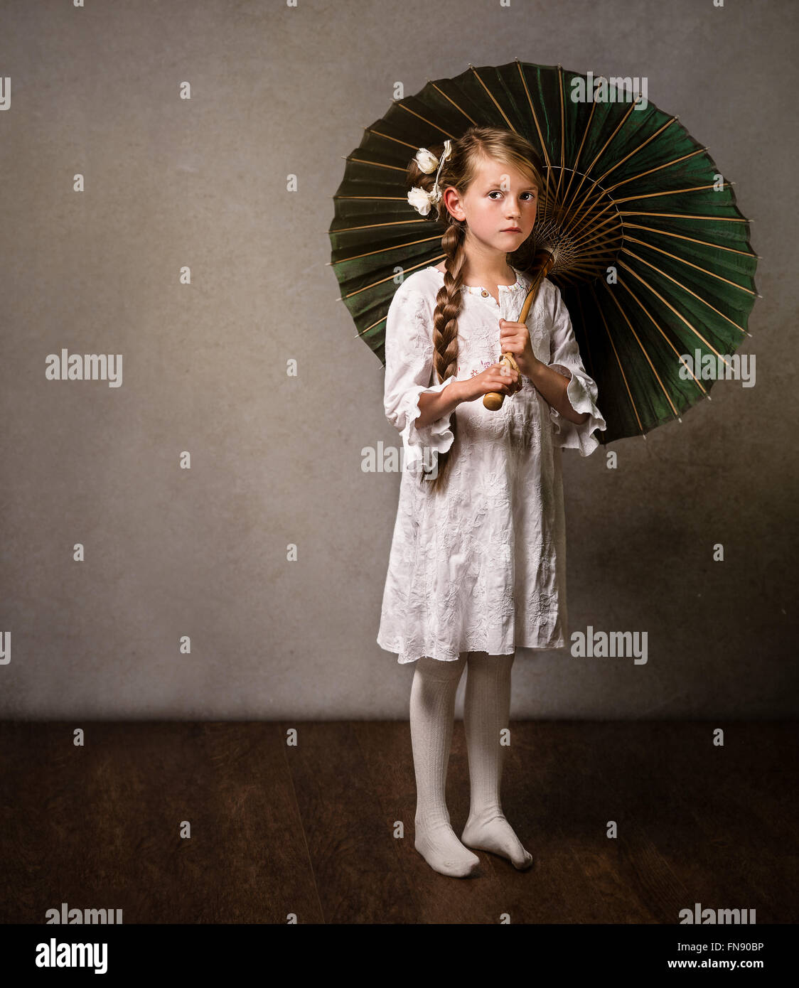 Girl holding a parasol Banque D'Images