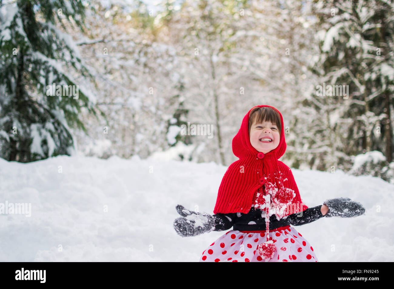 Fille jouant dans la neige Banque D'Images