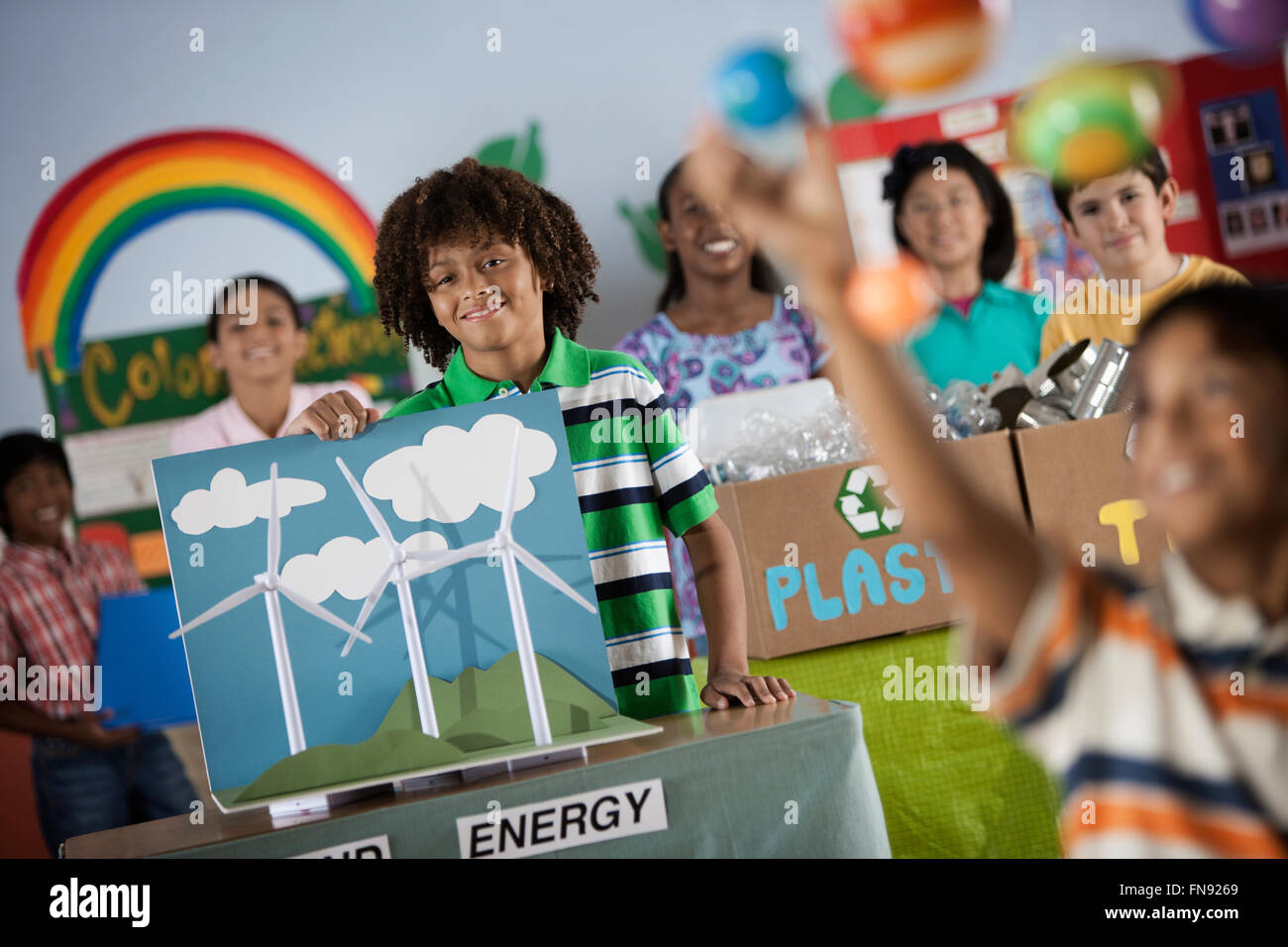 Une classe d'enfants à une expo-sciences, l'événement vert avec des présentations sur l'énergie solaire et le recyclage. Banque D'Images