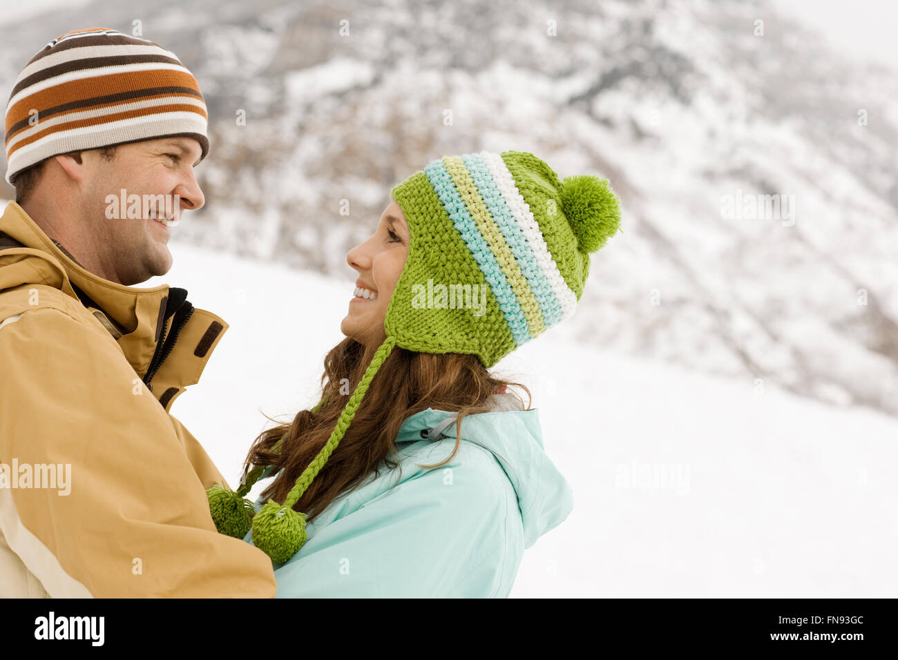 Deux personnes, un couple, dans les montagnes enneigées. Banque D'Images