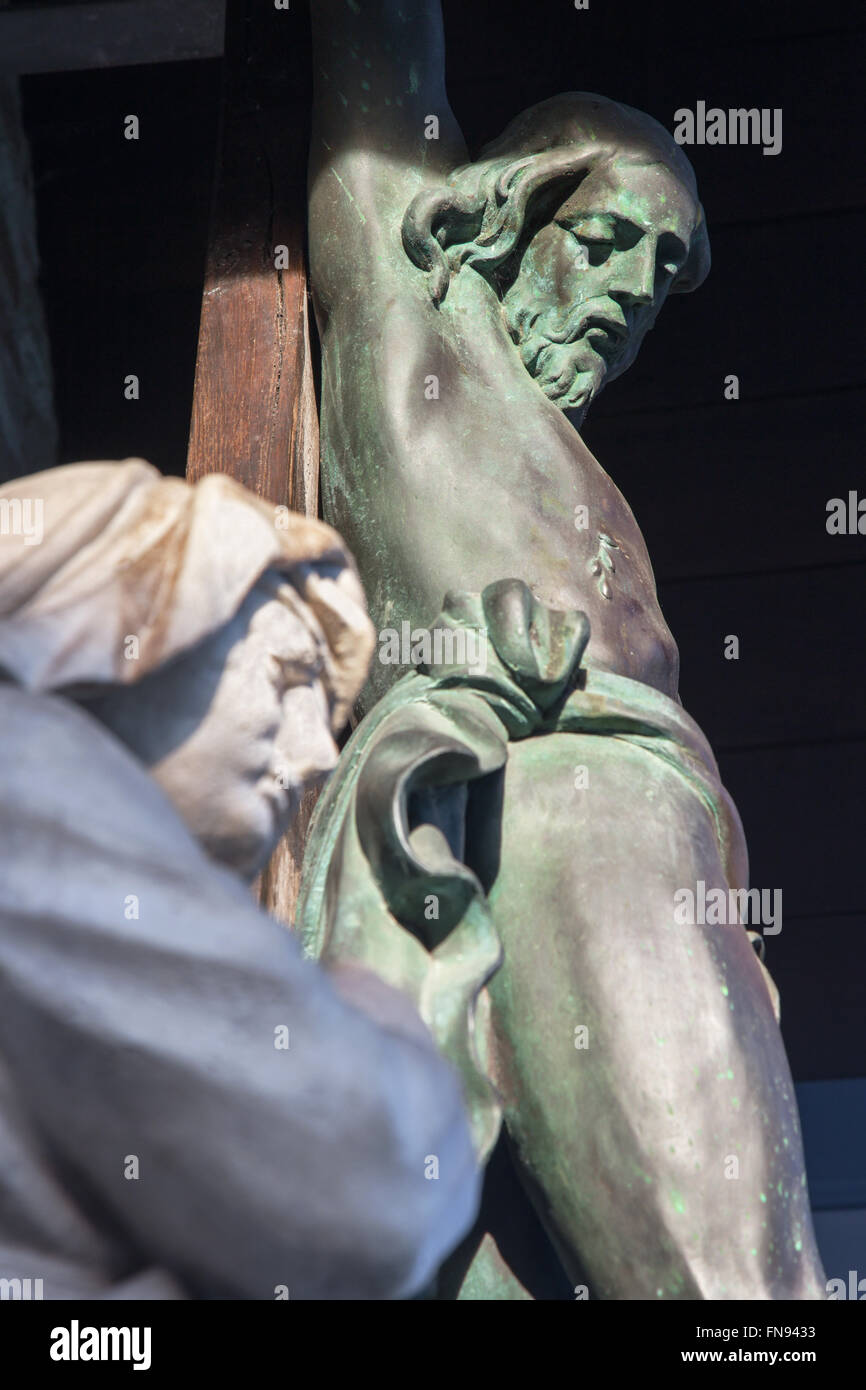 Bruges - La statue de sainte Marie sous le Christ sur la croix du petit parc près de Sint Janshospital Banque D'Images