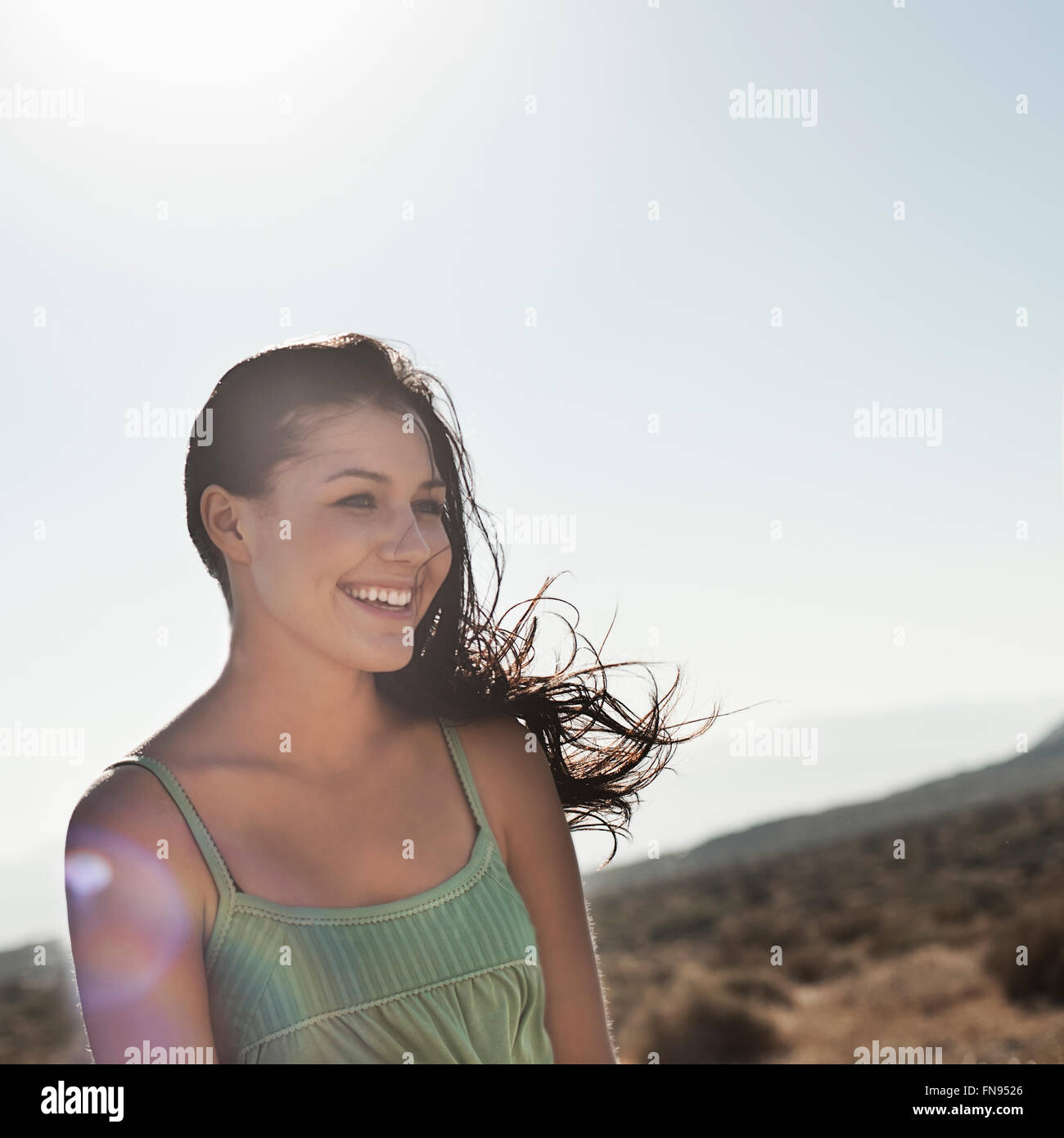 Une jeune femme avec des cheveux sur la route ouverte. Banque D'Images