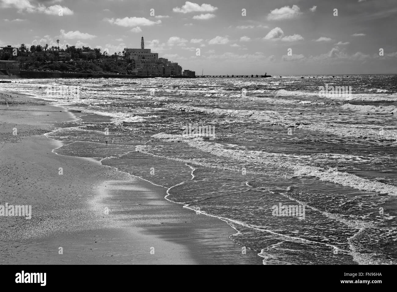 La plage de Tel Aviv et Jaffa en arrière-plan Banque D'Images