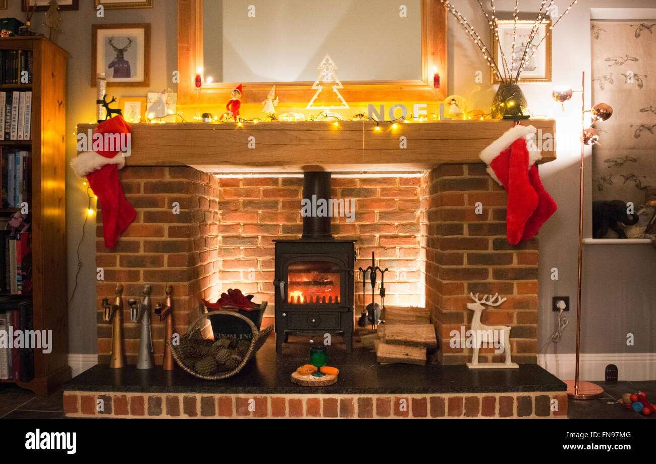 Des bas de Noël d'accrocher sur la cheminée, et une carotte et mince pie prêt pour la visite du Père Noël. Banque D'Images